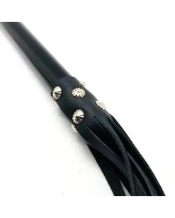 The Red Martinet Long Lanières En Cuir Et Manche En Bois 80cm Noir -Sextoys boutique martinet long lanieres en cuir et manche en bois 80cm noir 3