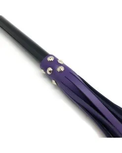 The Red Martinet Long Lanières En Cuir Et Manche En Bois 80cm Violet-Noir -Sextoys boutique martinet long lanieres en cuir et manche en bois 80cm violet noir 3